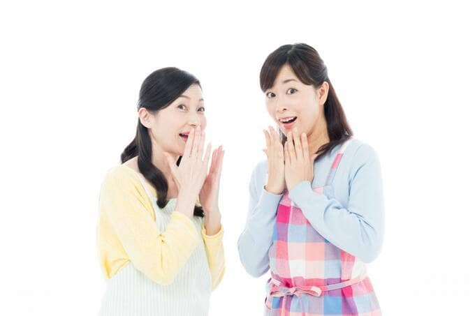 驚いている女性2人