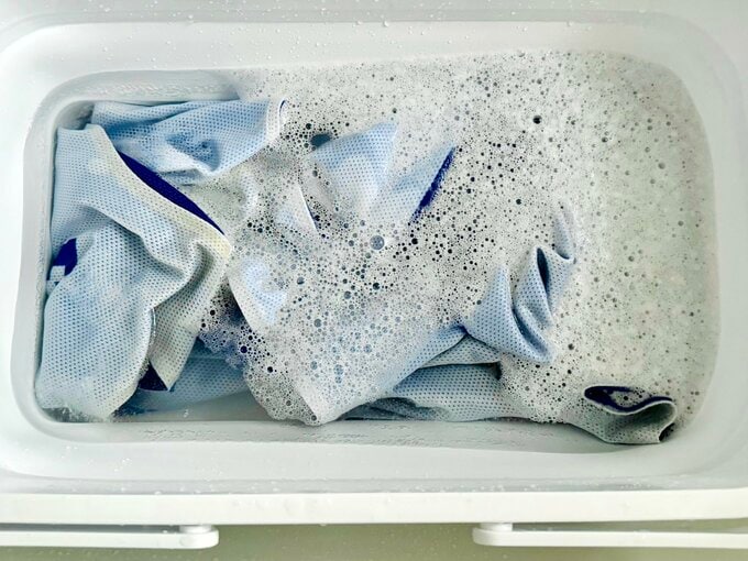 衣類がつけ置きされている様子