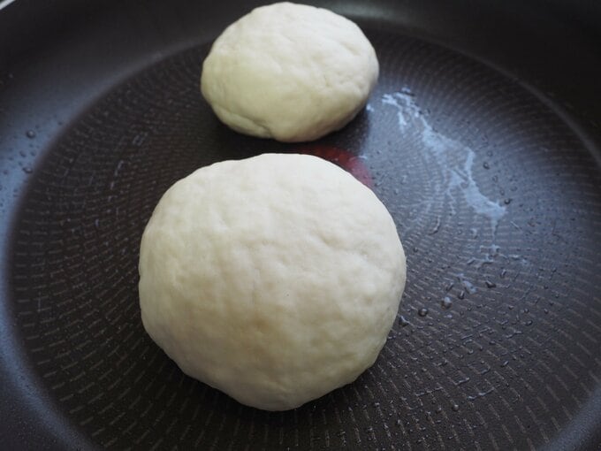 丸くした生地を焼く