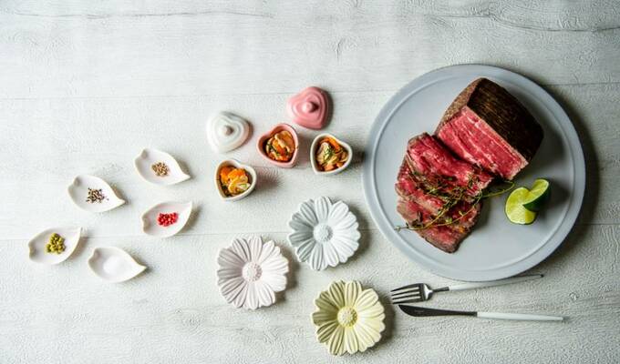 フラワーモチーフの皿を選ぶ