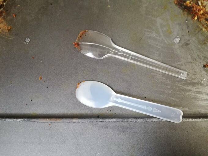 掃除のあとはスプーンをそのまま捨てちゃいます