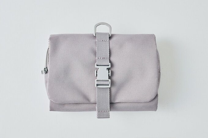 ポリエステル　吊るして使える着脱ポーチ付ケースを畳んだ様子