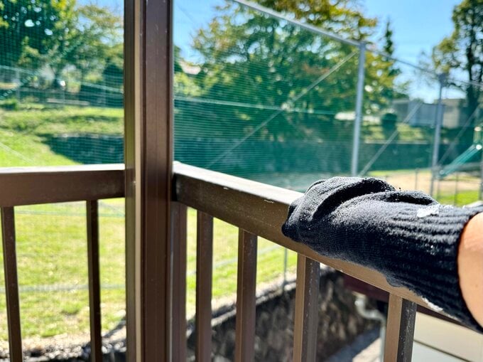 ベランダの手すりを掃除している様子