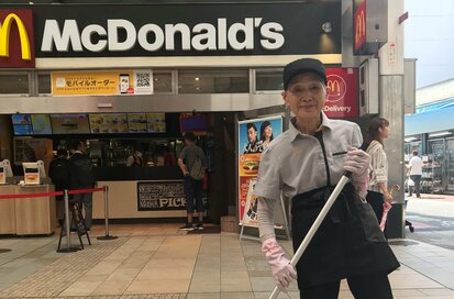 90代、マクドナルドで働いて20年超。日々のバス通勤と3時間半勤務が元気の源：7月に読みたい記事