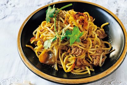 ひき肉とモヤシの超シンプル焼きそば。なのにおいしく仕上がるちょっとしたコツ