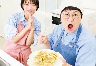 長谷川あかりさん×近藤春菜さんがつくる「キャベツとシラスのギョーザ」。年末年始、疲れた胃でもさっぱり