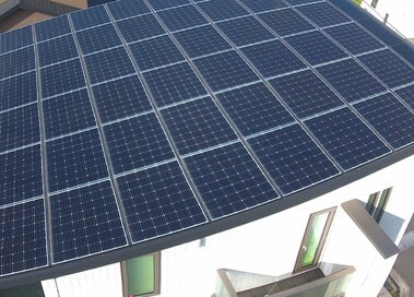 太陽光パネルのある家に住んで3年、電気代高騰でも光熱費黒字を続ける工夫とは？