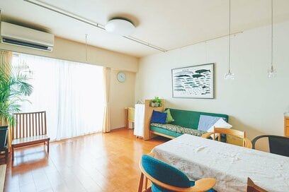 57歳、ものを増やしすぎない暮らし。テーブルや床がすっきり見える5つのコツ