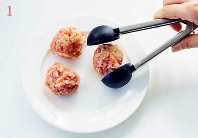 つくねが手を汚さずつくれる。料理家が感動した100円キッチンアイテム