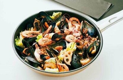 4人分2品でたったの990円。トライアルの激安食材でつくる「アクアパッツァ」