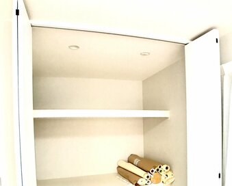 センサーライトとスイッチを収納内に設置。消し忘れなし、壁面もスッキリ