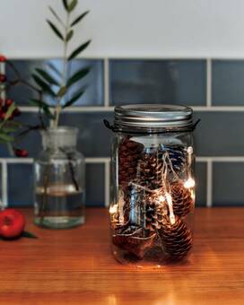 電飾と松ぼっくり、赤い実を飾る。お部屋を冬仕様にする小物