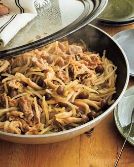 豚こま、モヤシ、シメジのしょうゆ蒸し。価格も手間も最小限なのに絶品