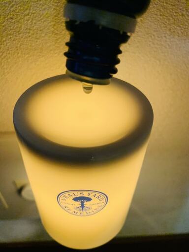 アロマランプに精油を垂らす