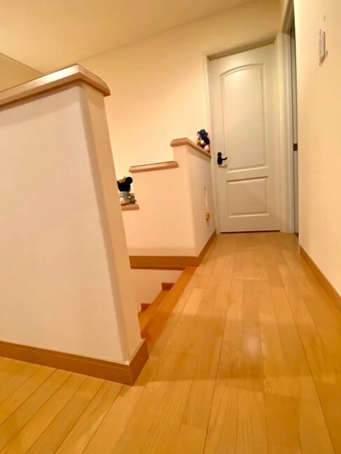 階段を上がった両端にもR加工を施した