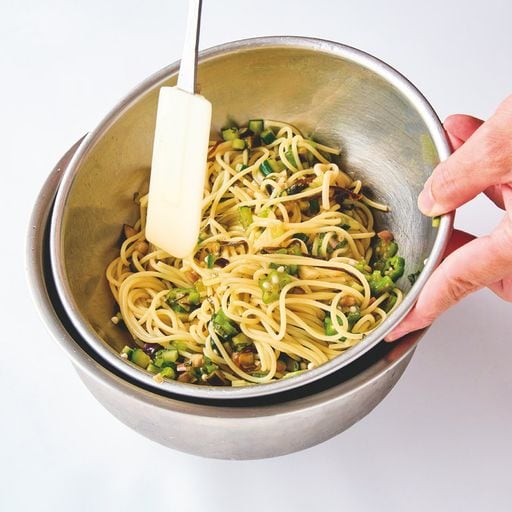 麺や野菜が芯まで冷えていないとおいしさが半減。あえるときも氷水に当てながら