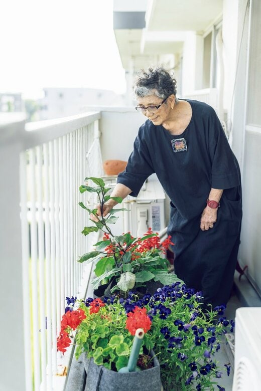 花に水をあげる様子