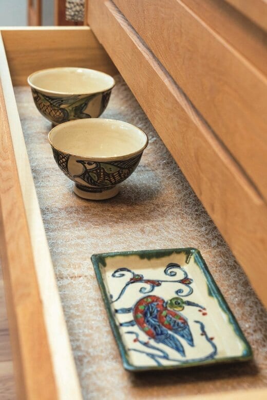 棚に並べられた食器 