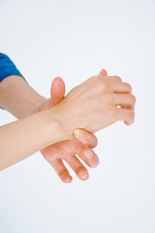 手首のツボを押す様子