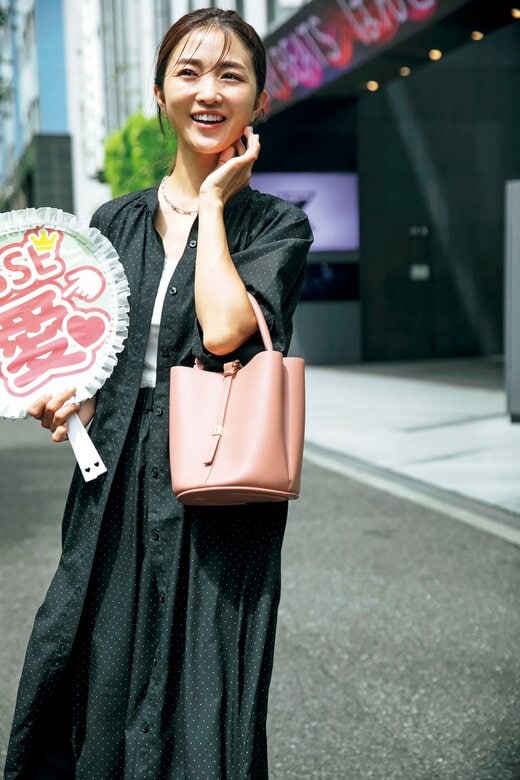 推し活を楽しむ女性