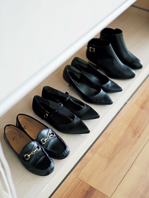 並べられた黒い靴