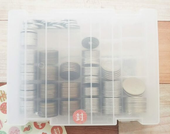 小銭側の留め具近くにシールをはってひと工夫