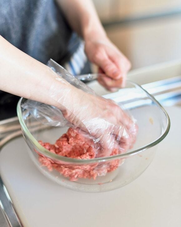 100円ショップのビニール手袋を使用してひき肉を練る様子