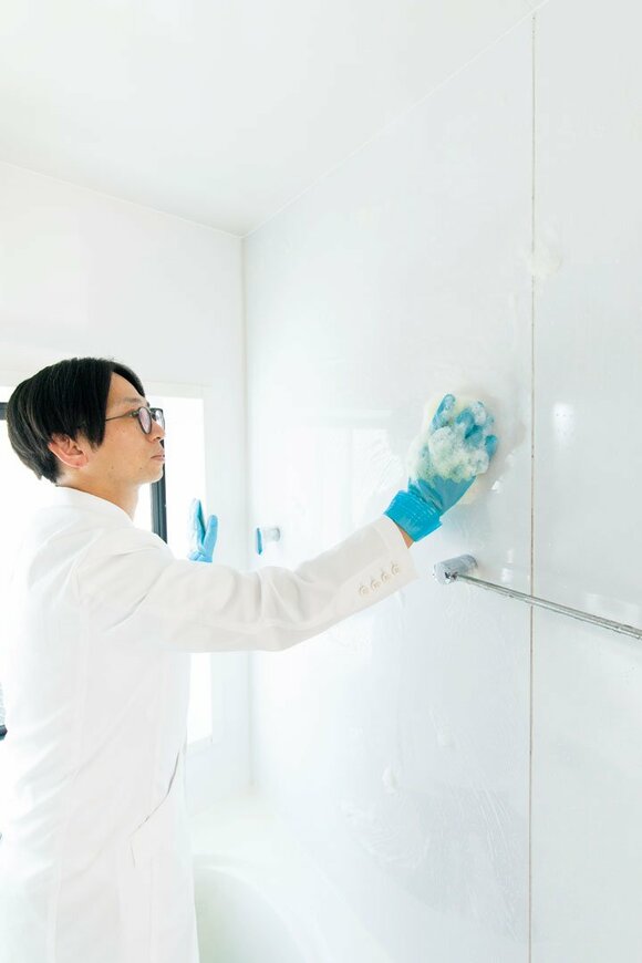 壁を片手で掃除する様子