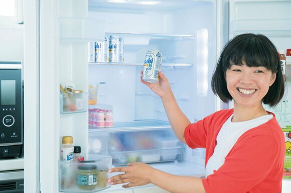 女性冷蔵庫からビール