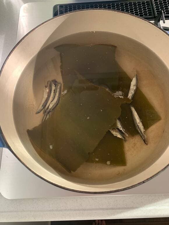 昆布と煮干しを漬けている様子