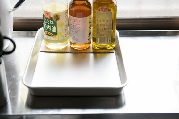 油は小ビンを買って、段ボールを敷いたトレーにセット
