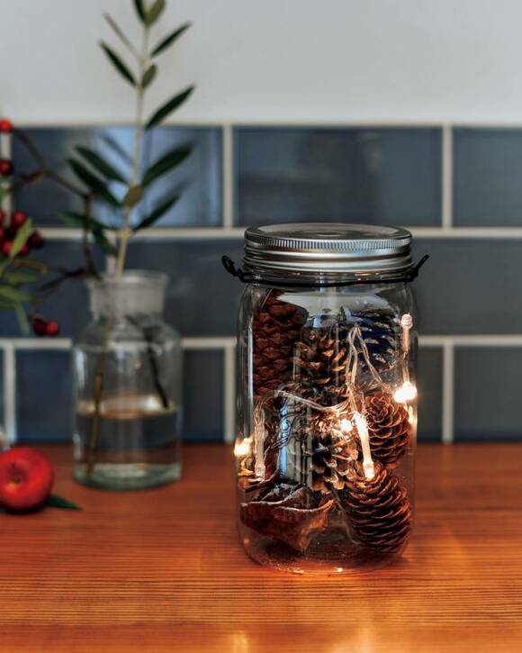 ビンにLEDの電飾と松ぼっくり