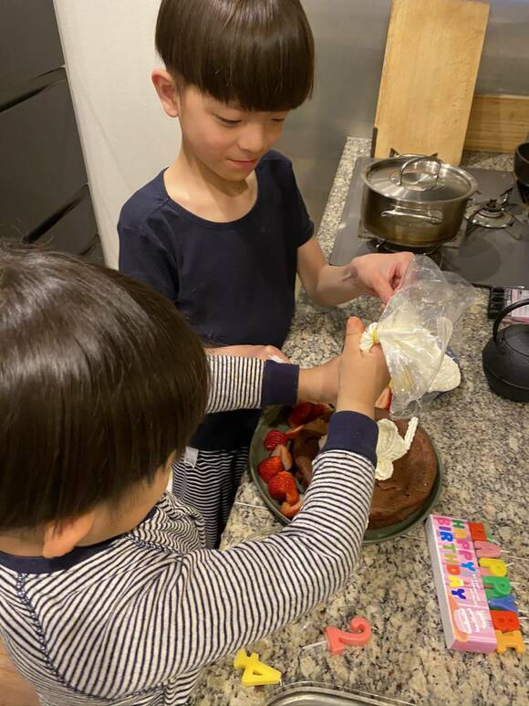 キッチンに子ども2人