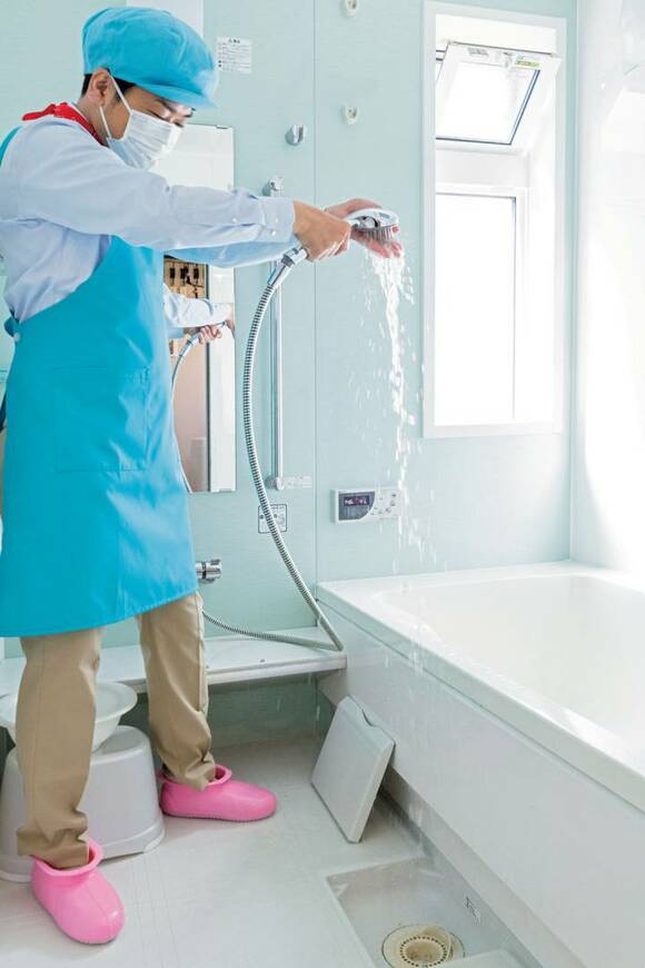 男性がお風呂にシャワー