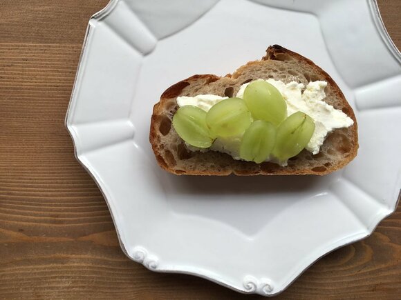 ブドウの酸味が効いたチーズケーキ風のっけパン