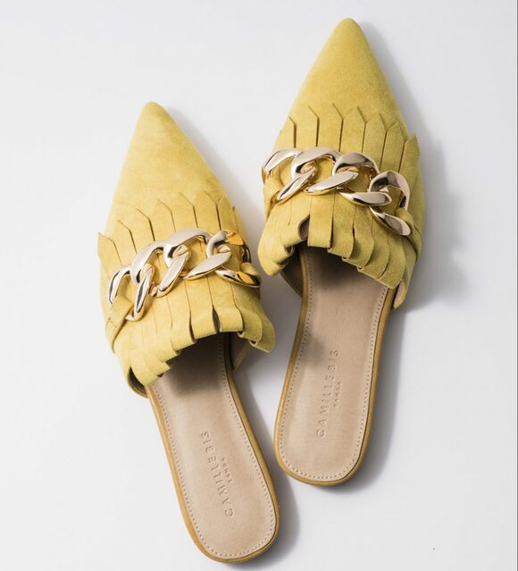 レトロな素材感と大ぶりチェーンがアクセント