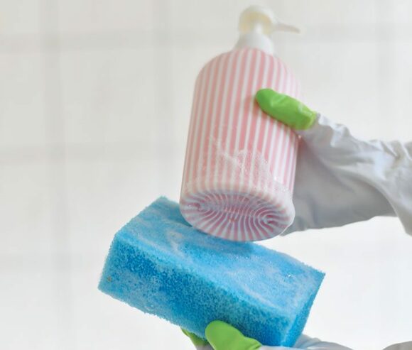 ボトルの底をスポンジで