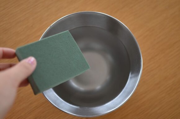 1.ボウルに水をはり、オアシスを入れます。