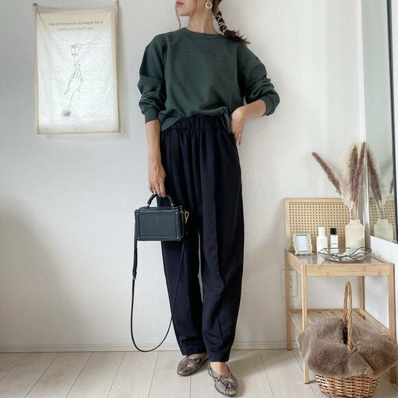 スウェットクルーネックシャツのコーデ