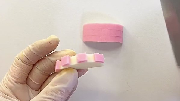 ピンク色の部分を削ぎ落としたかまぼこ