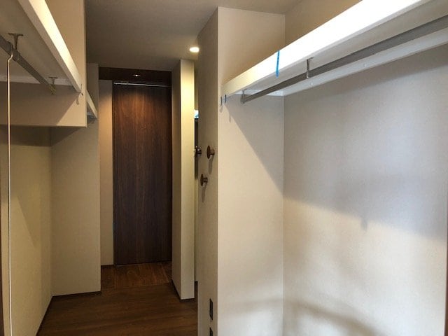 衣類を入れる前のクローゼット