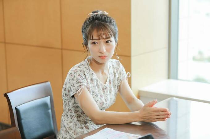 手をあわせる女性