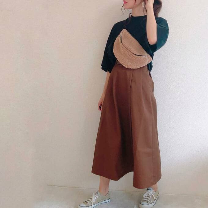 ブラックのTシャツと合わせてカジュアルコーデに!