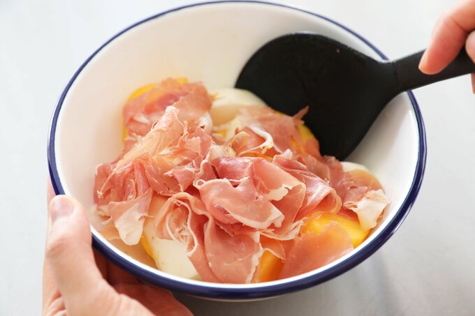 生ハム、柿、カブを混ぜる