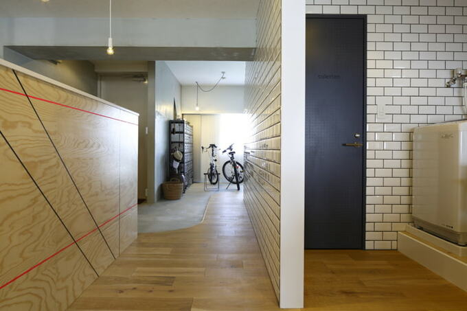 サニタリーとキッチンを仕切るタイル壁