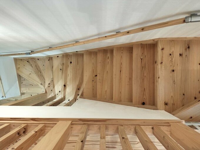 2階から見た階段