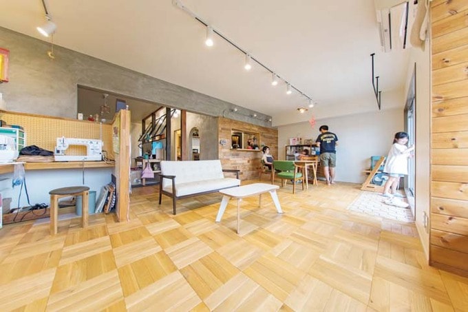 LDKでくつろぐ家族