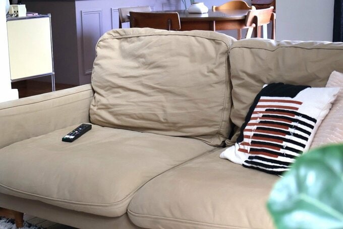 ソファーの隙間にあるリモコン