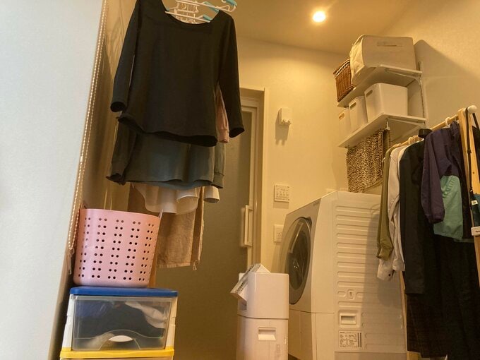 収納ボックスの上に洗濯カゴを一時置き