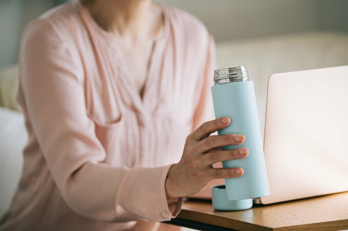 水筒を持つ女性